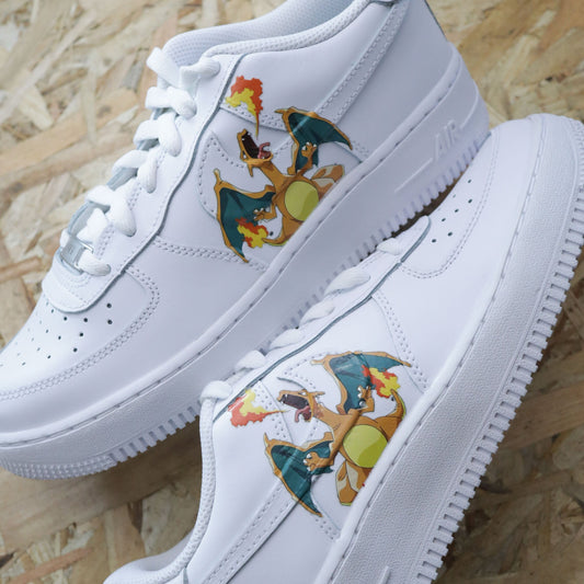Nike Air Force 1 custom, motifs Charizard et flammes, baskets pour fans de Pokémon, style geek et original