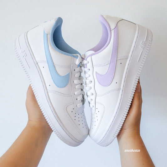 sneakers personnalisées Nike avec swoosh bleu ciel et violet pastel