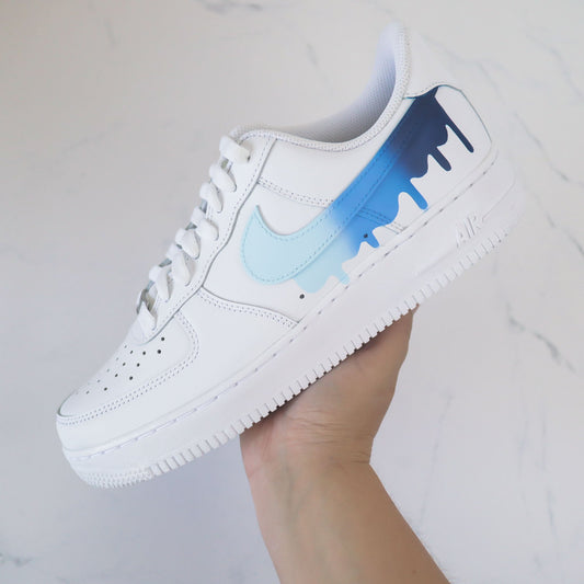 Baskets personnalisées Air Force 1, design "Drip Effect" bleu dégradé, sneakers uniques pour un style tendance et original