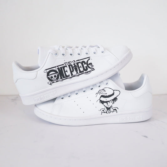 Stan Smith personnalisées, design One Piece et détails Luffy, baskets Adidas pour un look unique et créatif