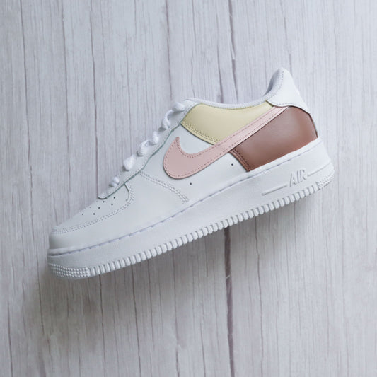 Air Force 1 personnalisées, couleurs pastel rose et jaune crème, baskets Nike pour un style doux et unique
