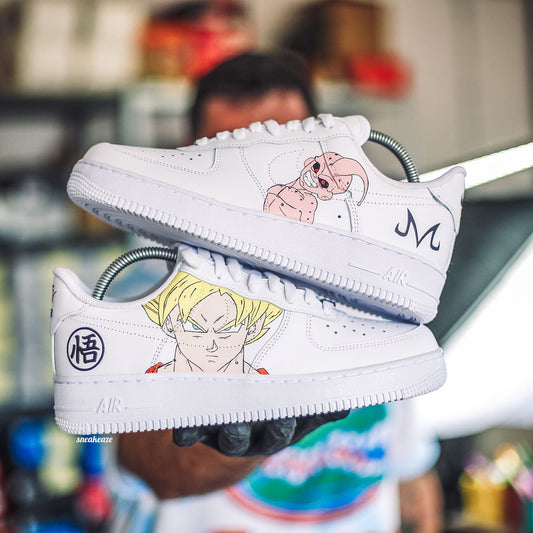 Air Force 1 custom Dragon Ball Z peinte à la main avec Goku Super Saiyan et Majin Buu, création sur-mesure signée Sneakeaze.