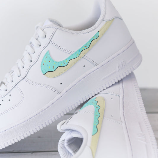 Air Force 1 personnalisées, glaçage turquoise et éclaboussures, baskets Nike pour un style unique et percutant, parfaites pour les sneakerheads