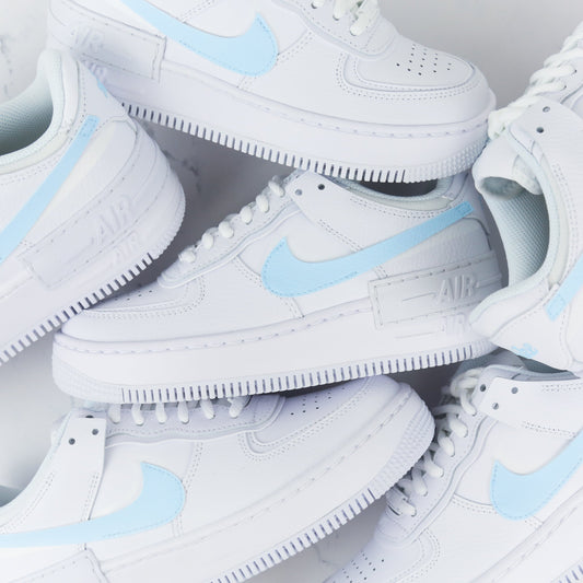 Air Force 1 Shadow personnalisée style minimaliste bleu ciel Sneakeaze Customs