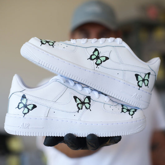 Baskets Air Force 1 avec motifs papillons vert pastel, sneakers personnalisables, cadeau unique pour fille ou femme