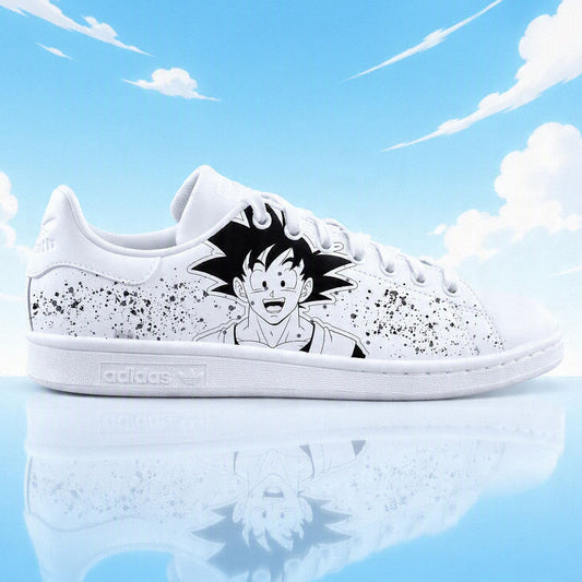 Gros plan sur la customisation peinte à la main d'un modèle Stan Smith inspiré de l'univers de Shenron et des Dragon Balls