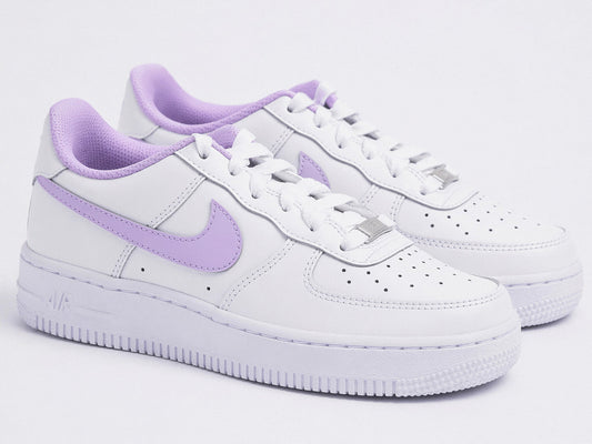 Chaussures Nike Air Force 1 customisées main : focus sur le Swoosh lilas et la finition artisanale.
