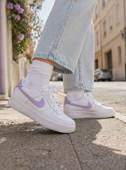 Chaussures AF1 custom Lilac, idéal pour un look minimaliste et tendance.