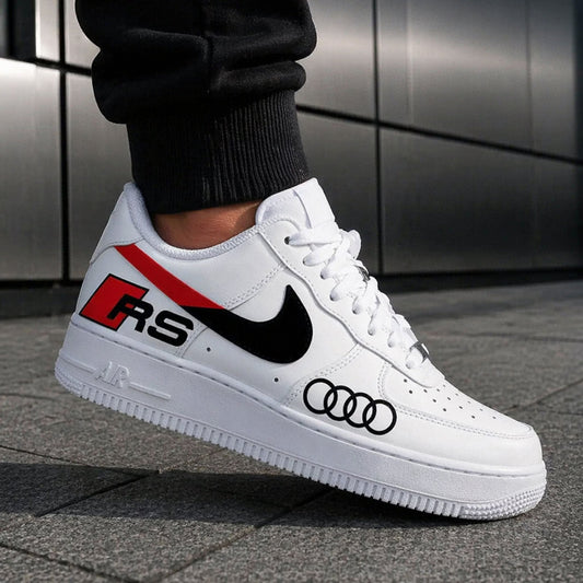 Sneakers Nike Air Force 1 customisées style Audi RS avec détails rouges.