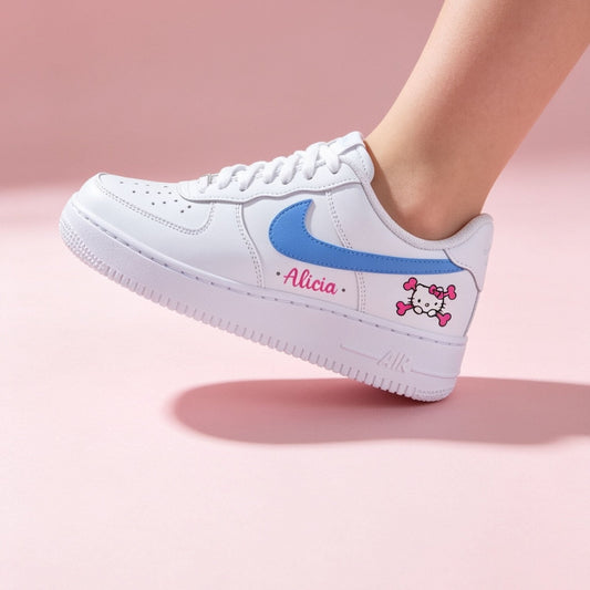 Chaussures Nike AF1 peintes à la main avec design Hello Kitty et Swoosh bleu.