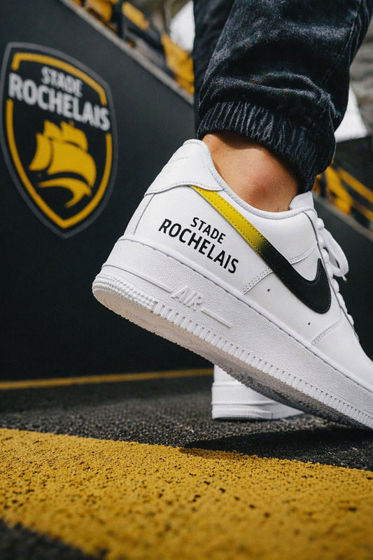Sneakers Nike AF1 style rugby avec Swoosh noir et jaune Stade Rochelais.