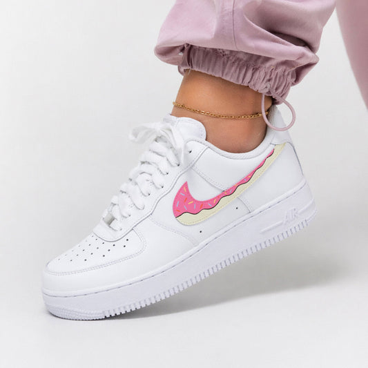 Basket Air Force 1 personnalisée motif beignet gourmand pour femme