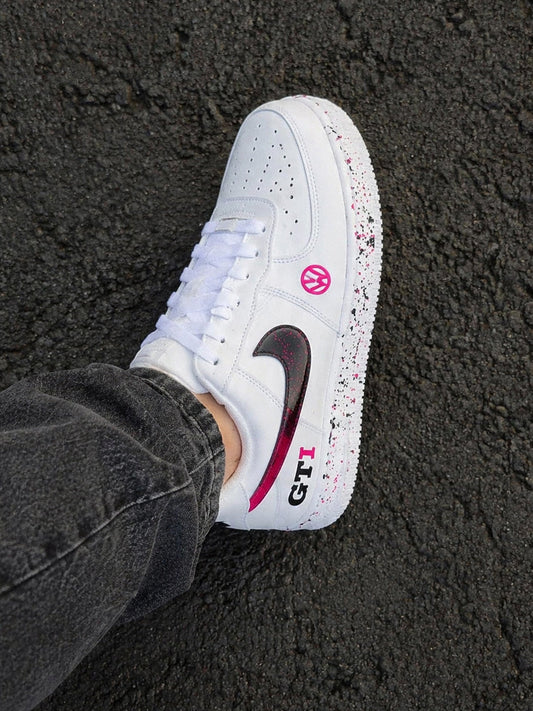Baskets Nike custom uniques inspirées de l'univers Volkswagen GTI