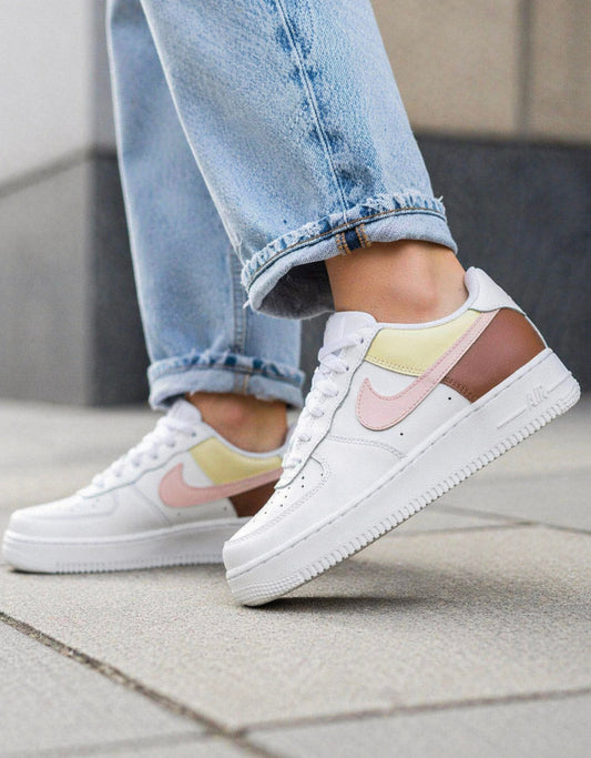 Sneaker AF1 custom artisanale par Sneakeaze Customs design color-block