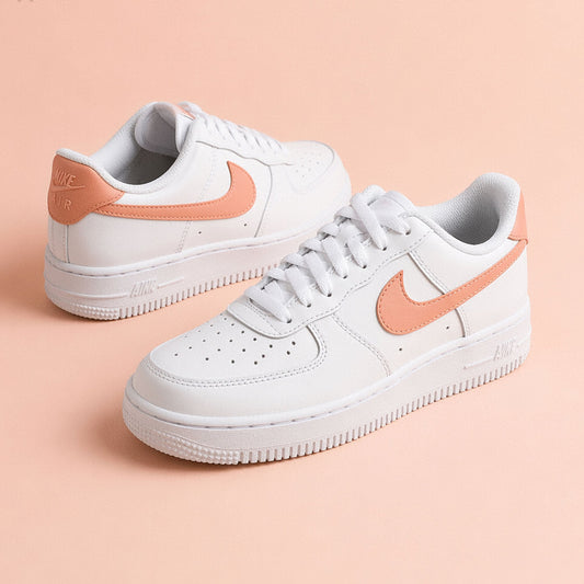 Sneaker AF1 custom artisanale par Sneakeaze Customs couleur pêche