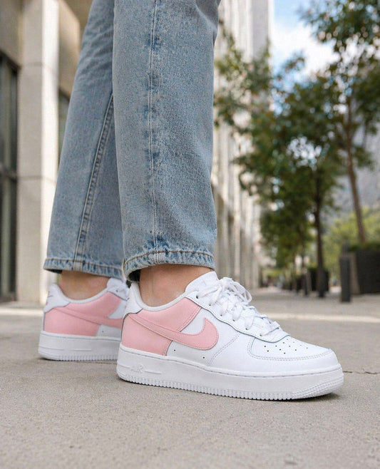 Chaussures Nike AF1 customisées par Sneakeaze Customs
