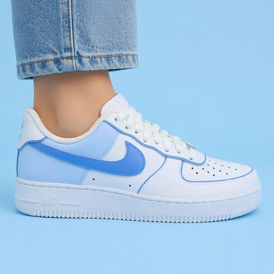 Sneakers personnalisées Sneakeaze : AF1 blanche avec empiècements dégradés bleu ciel.