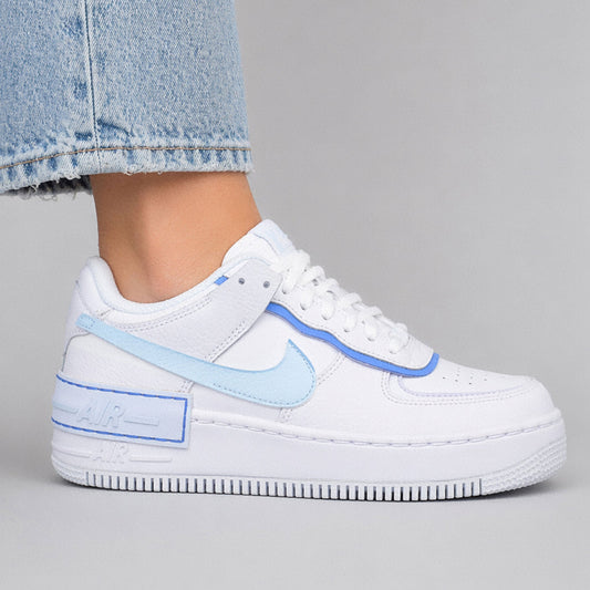 Nike Air Force 1 Shadow unique avec détails bleu ciel et blanc