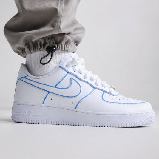 Sneaker AF1 custom artisanale par Sneakeaze Customs liseré bleu