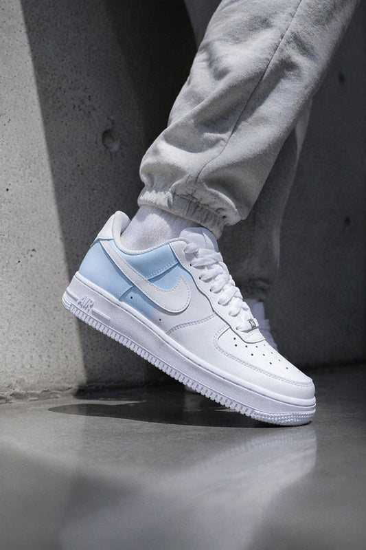 Chaussures Nike personnalisées par Sneakeaze Customs en tons bleu et blanc