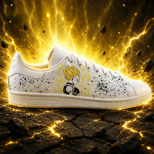 Paire de baskets custom DBZ Vegeta mise en valeur dans un décor d'aura électrique Super Saiyen pour un look streetwear.