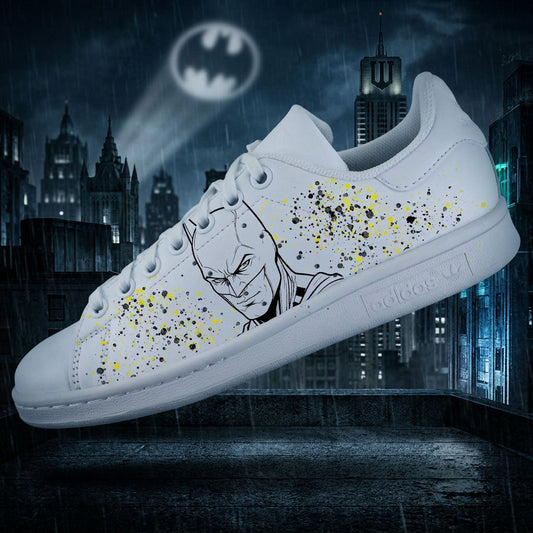 Sneaker customisée Batman sur base Adidas Stan Smith pour les fans de super-héros et de culture geek streetwear