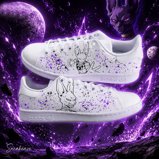 Paire d'Adidas Stan Smith personnalisée avec une illustration de Beerus issue de Dragon Ball Z par Sneakeaze