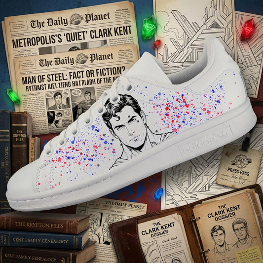 Sneaker customisée Superman sur base Adidas Stan Smith pour les fans de super-héros DC Comics et de pop-culture