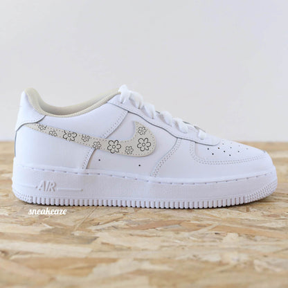 Swoosh & fleurs (couleur au choix) - Air Force 1 custom - SNEAKEAZE CUSTOMS
