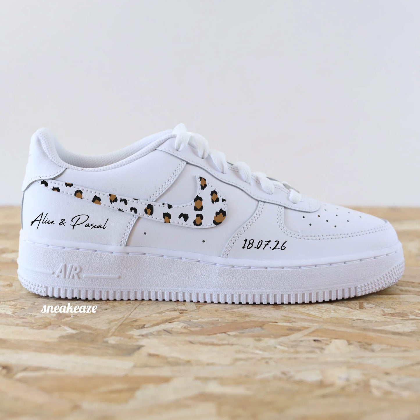 Nike Air Force 1 mariage - paire de sneakers léopard personnalisable pour votre mariage avec prénoms et date du jour J.&nbsp;