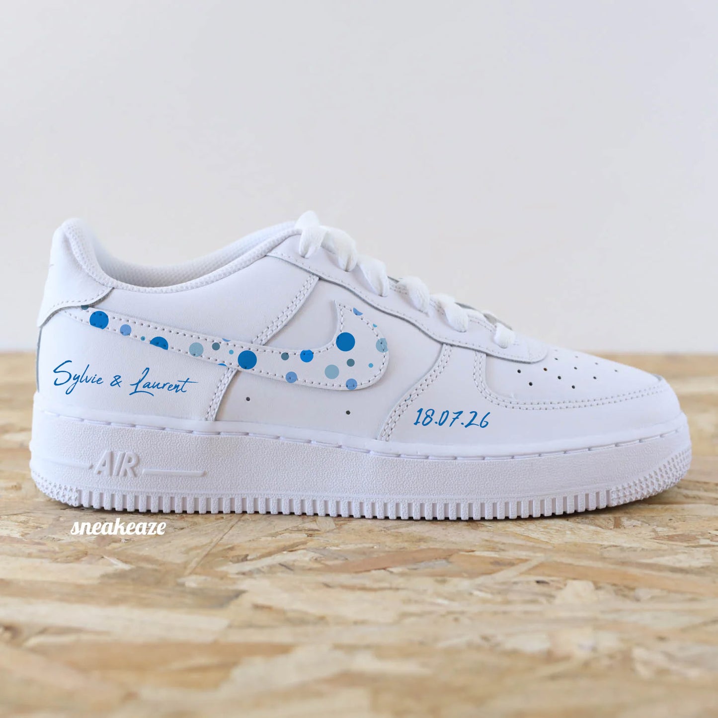 Nike Air Force 1 custom - paire de sneakers personnalisable pour votre mariage polka avec inscription des prénoms des mariés et la date du jour J.