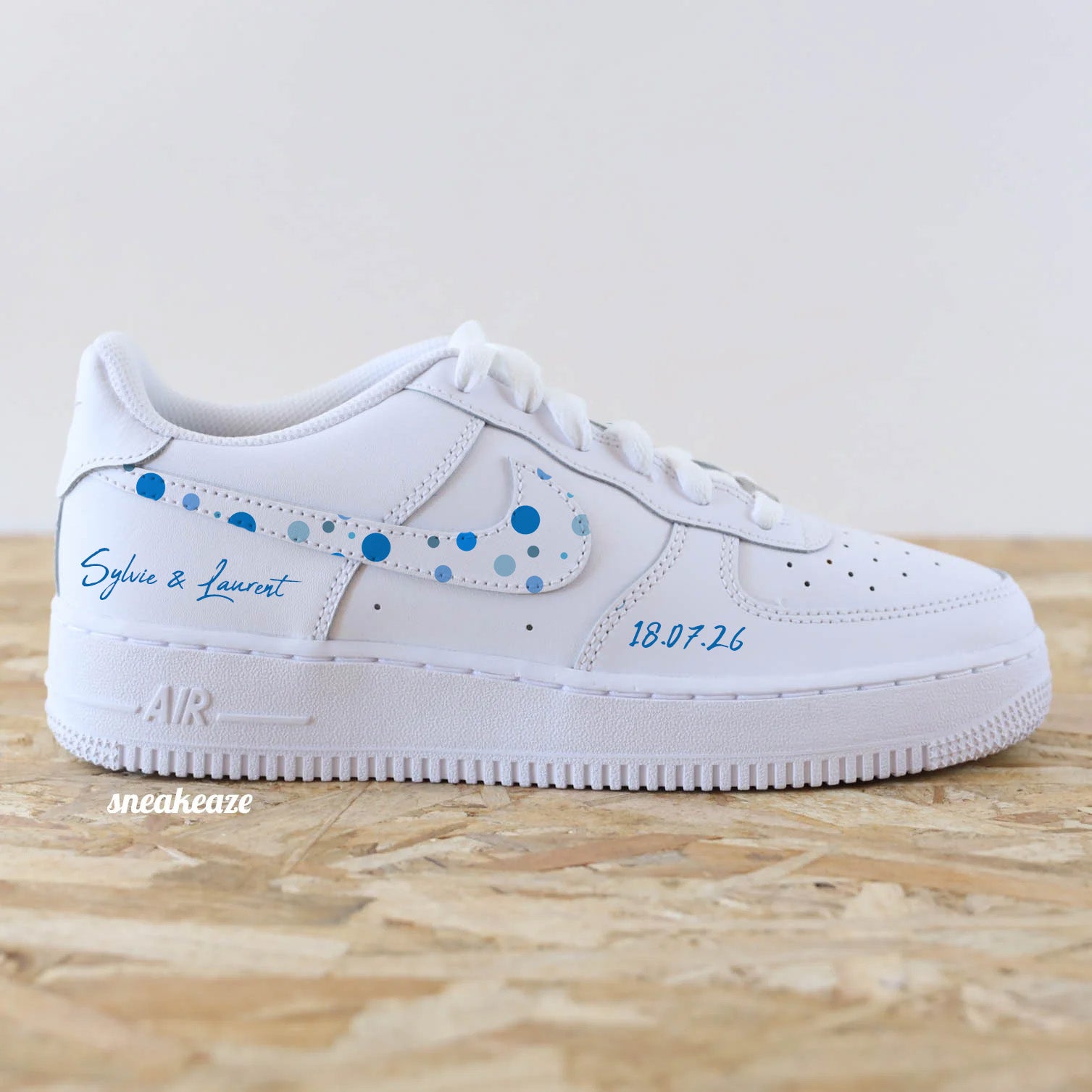 Nike Air Force 1 custom - paire de sneakers personnalisable pour votre mariage polka avec inscription des prénoms des mariés et la date du jour J.
