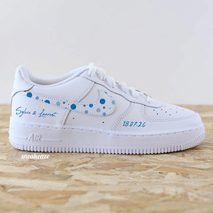 Nike Air Force 1 custom - paire de sneakers personnalisable pour votre mariage polka avec inscription des prénoms des mariés et la date du jour J.