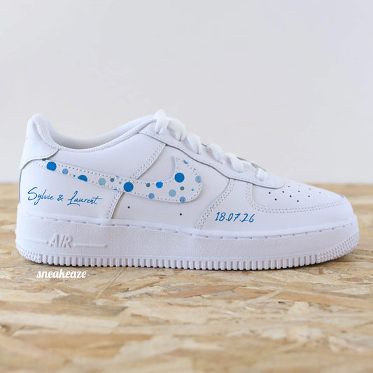 Nike Air Force 1 custom - paire de sneakers personnalisable pour votre mariage polka avec inscription des prénoms des mariés et la date du jour J.