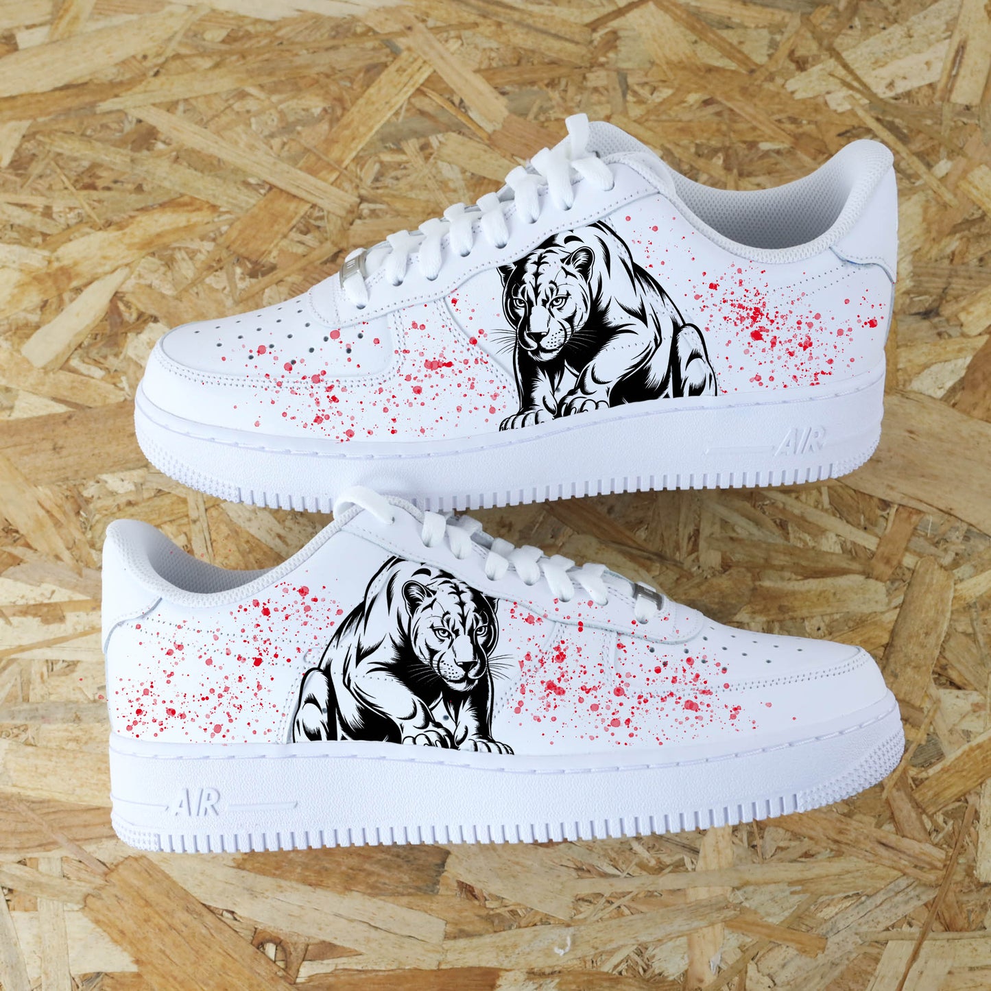 Air Force 1 custom Black Panther Splatter, baskets Nike avec panthère réaliste et éclaboussures rouges, modèle unique pour cadeau homme original

