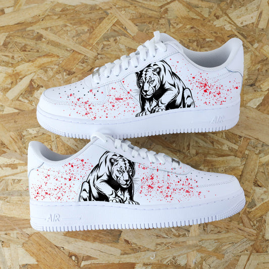 Air Force 1 custom Black Panther Splatter, baskets Nike avec panthère réaliste et éclaboussures rouges, modèle unique pour cadeau homme original
