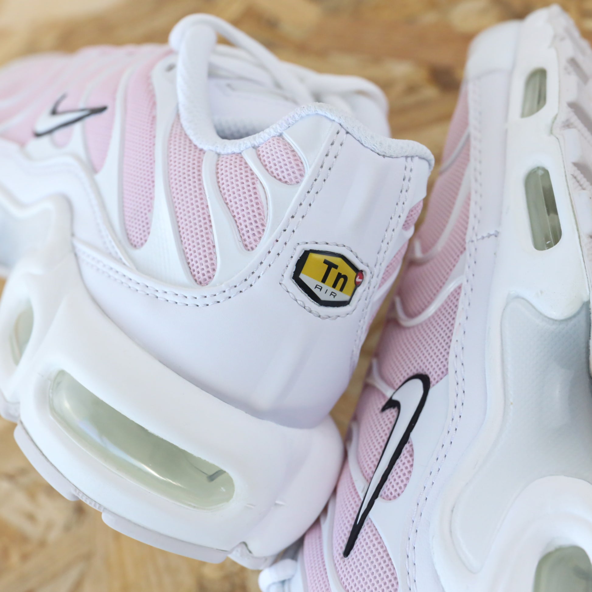 Baskets Nike Air Max Plus (TN) custom baby pink - sneakeaze custom