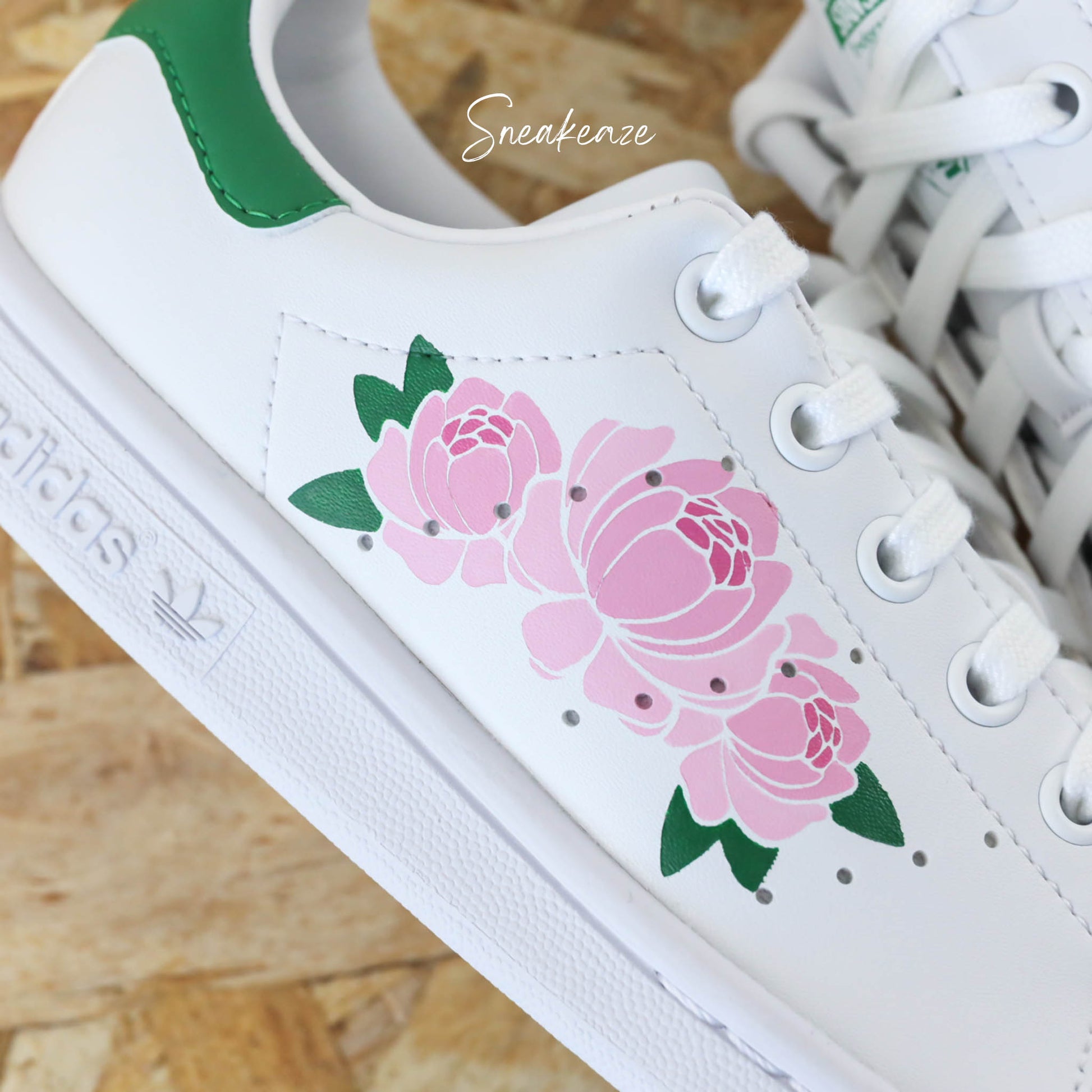baskets adidas stan smith personnalisées à la main custom - dessin fleur pivoine peony couleurs rose clair - sneakeaze custom skz