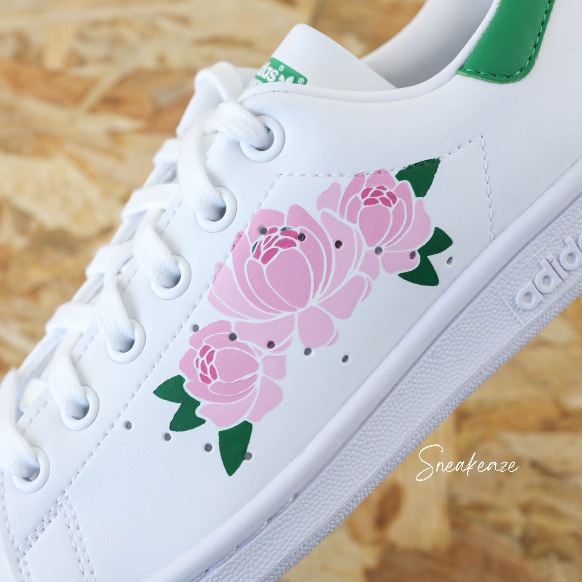 baskets adidas stan smith personnalisées à la main custom - dessin fleur pivoine peony couleurs rose clair - sneakeaze custom skz
