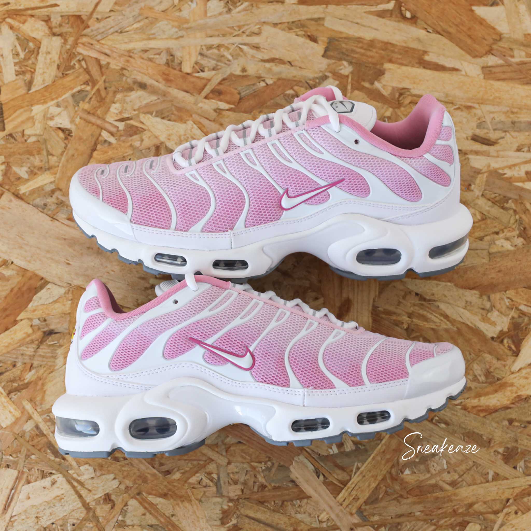 Sneakers Nike Air Max Plus TN custom Pastel Pink chaussures tuned personnalisees a la main pour homme et femme SNEAKEAZE CUSTOMS