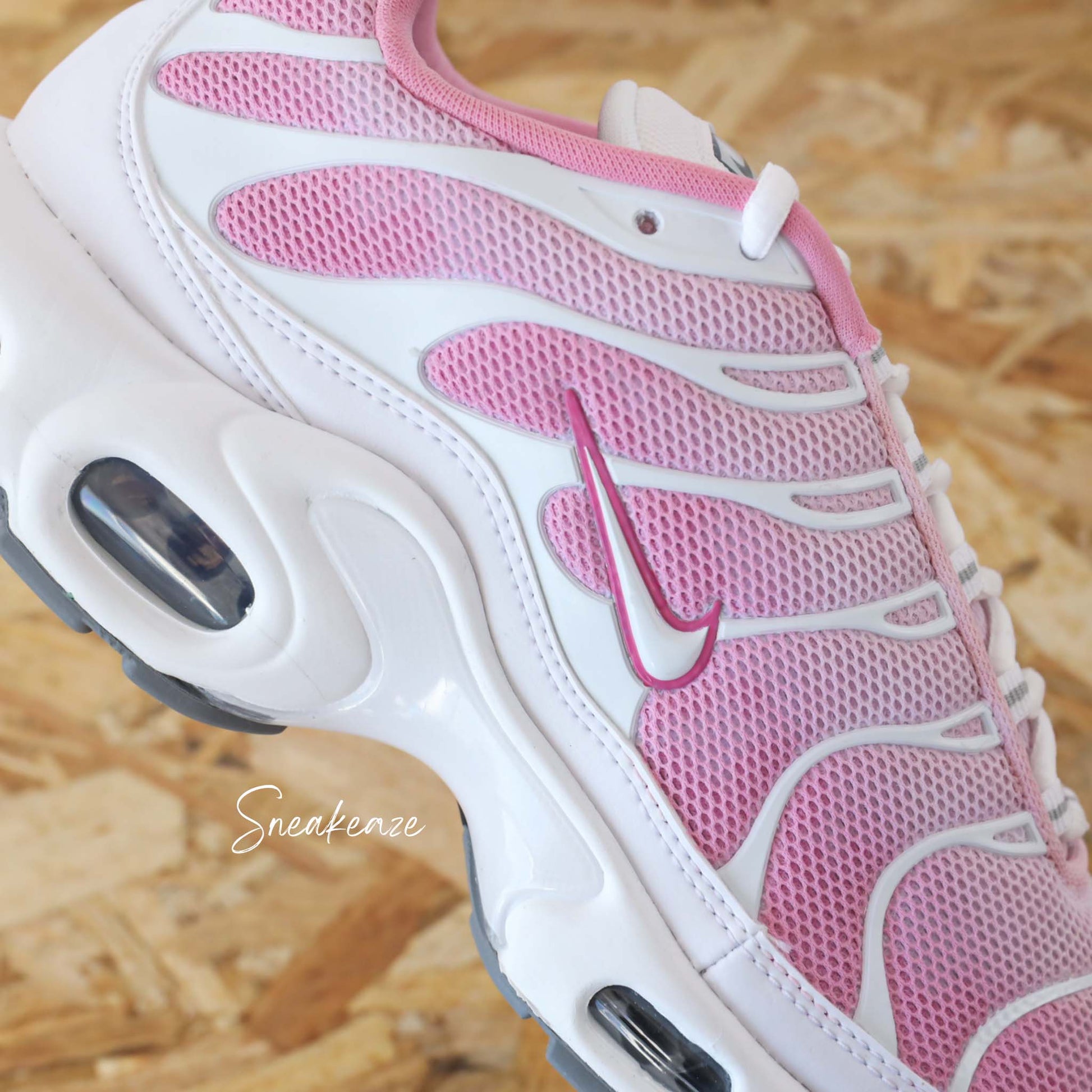 Sneakers Nike Air Max Plus TN custom Pastel Pink - chaussures tuned personnalisées style TN Atlanta à la main pour homme et femme - sneakeaze customs skz