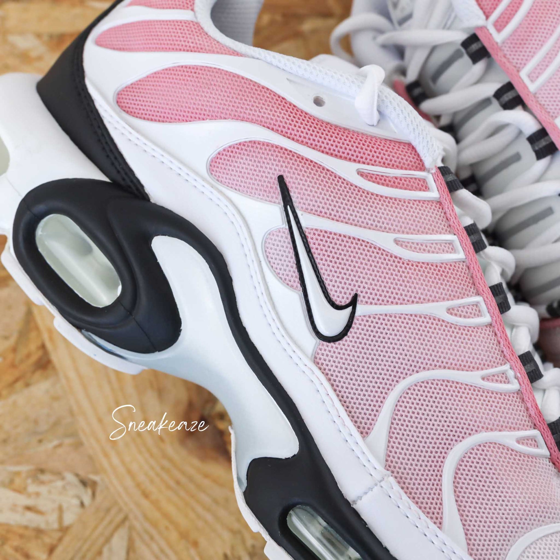 Sneakers Nike Air Max Plus tuned (TN) custom black pink sneakeaze custom skz