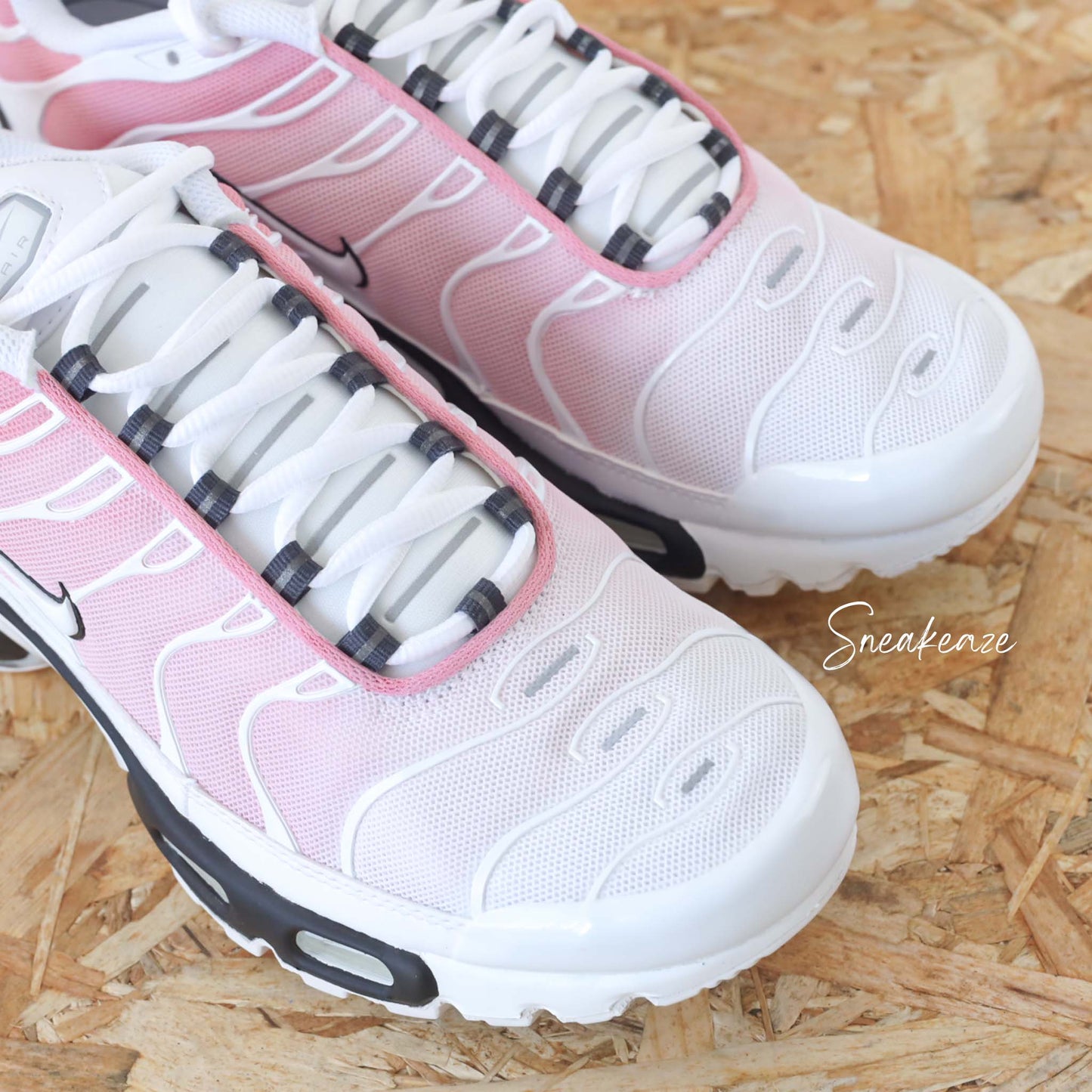 Sneakers Nike Air Max Plus tuned (TN) custom black pink sneakeaze custom skz
