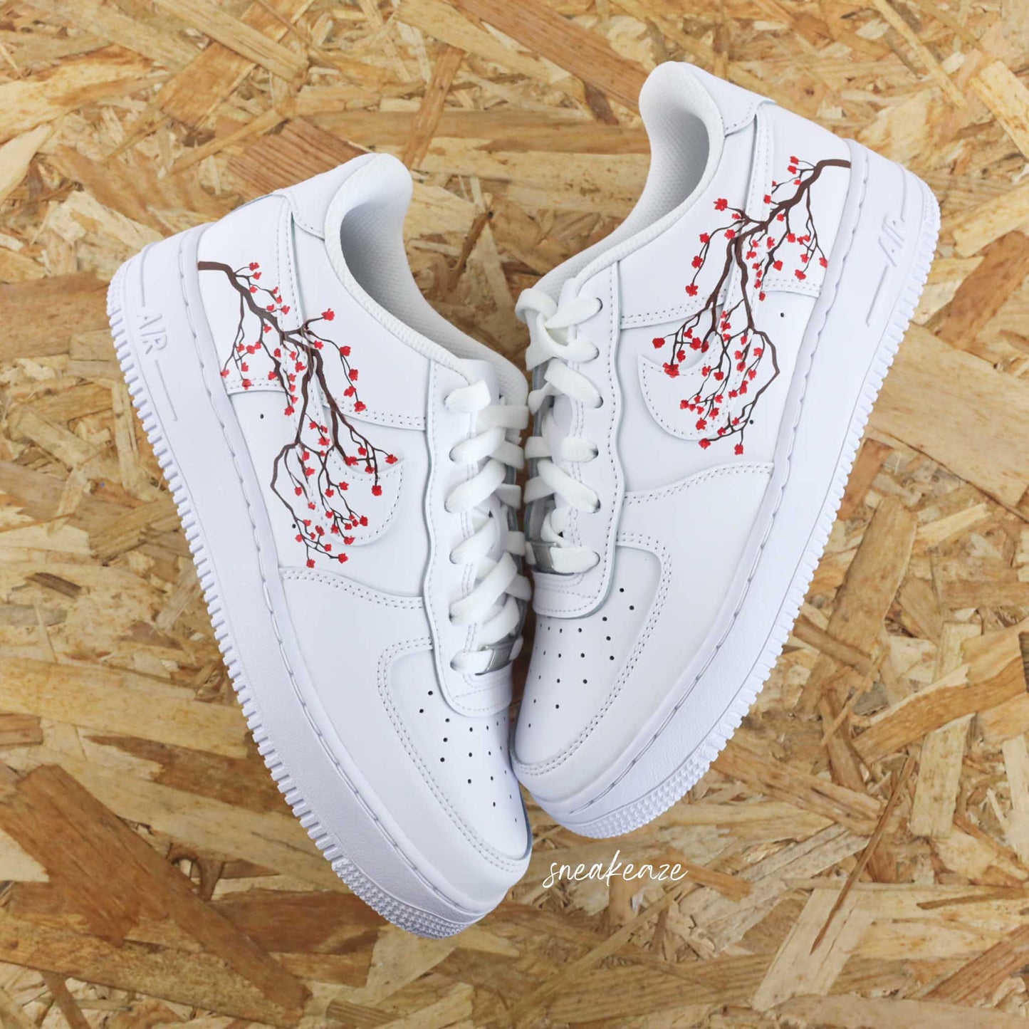 Baskets nike air force 1 custom fleur de cerisiers sakura cherry blossom peint à la main sneakers sneakeaze customs skz