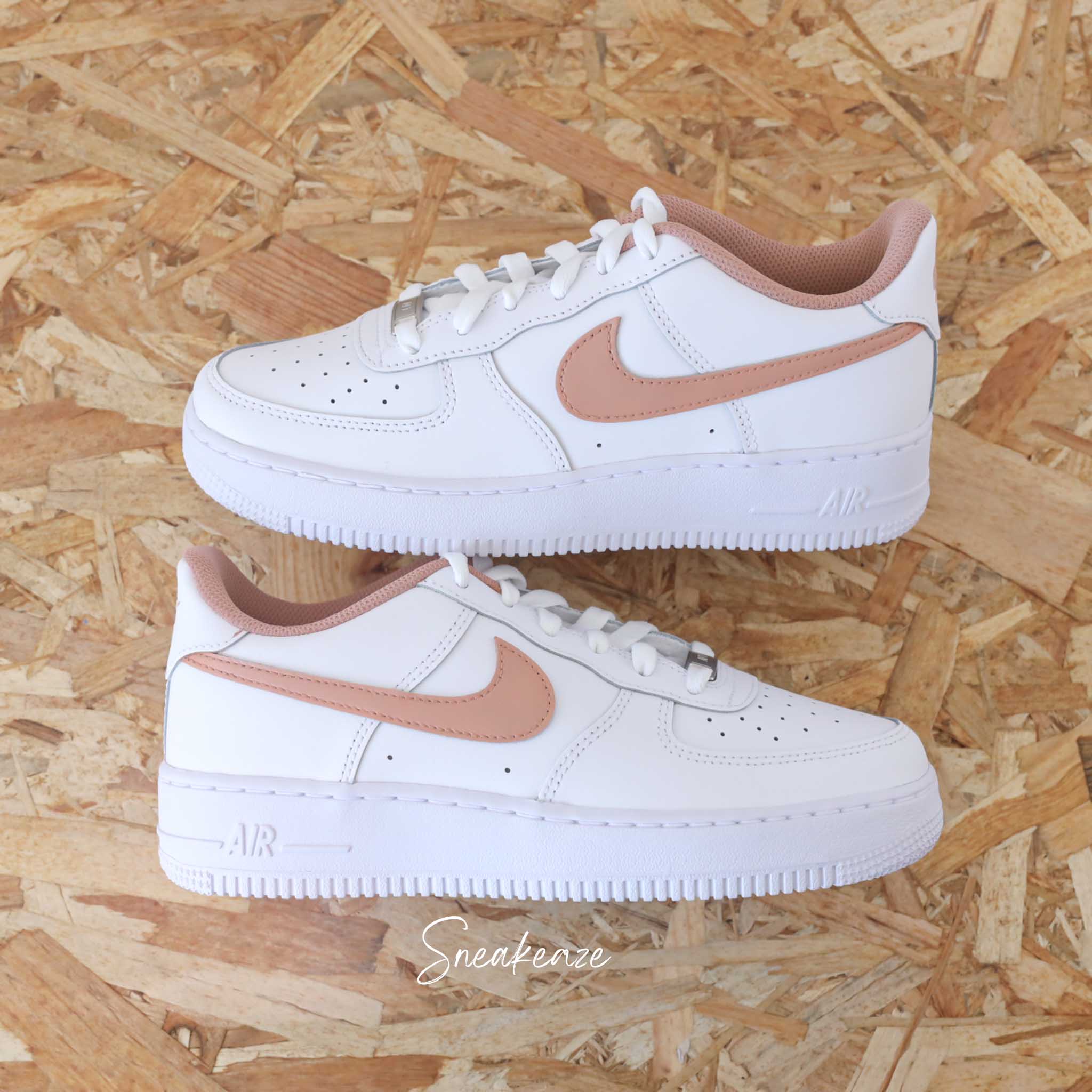 Baskets Nike Air Force 1 custom Swoosh toile Terracotta personnalisation de chaussures sur mesure homme et femme SNEAKEAZE CUSTOMS