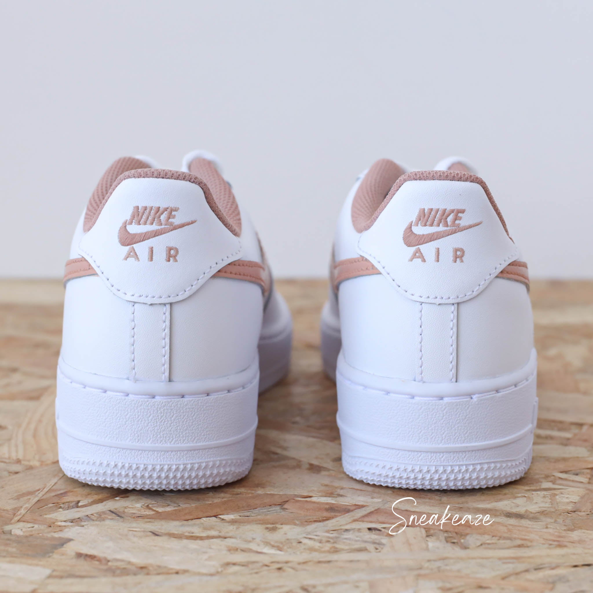 Baskets Nike Air Force 1 custom Swoosh toile Terracotta personnalisation de chaussures sur mesure homme et femme SNEAKEAZE CUSTOMS