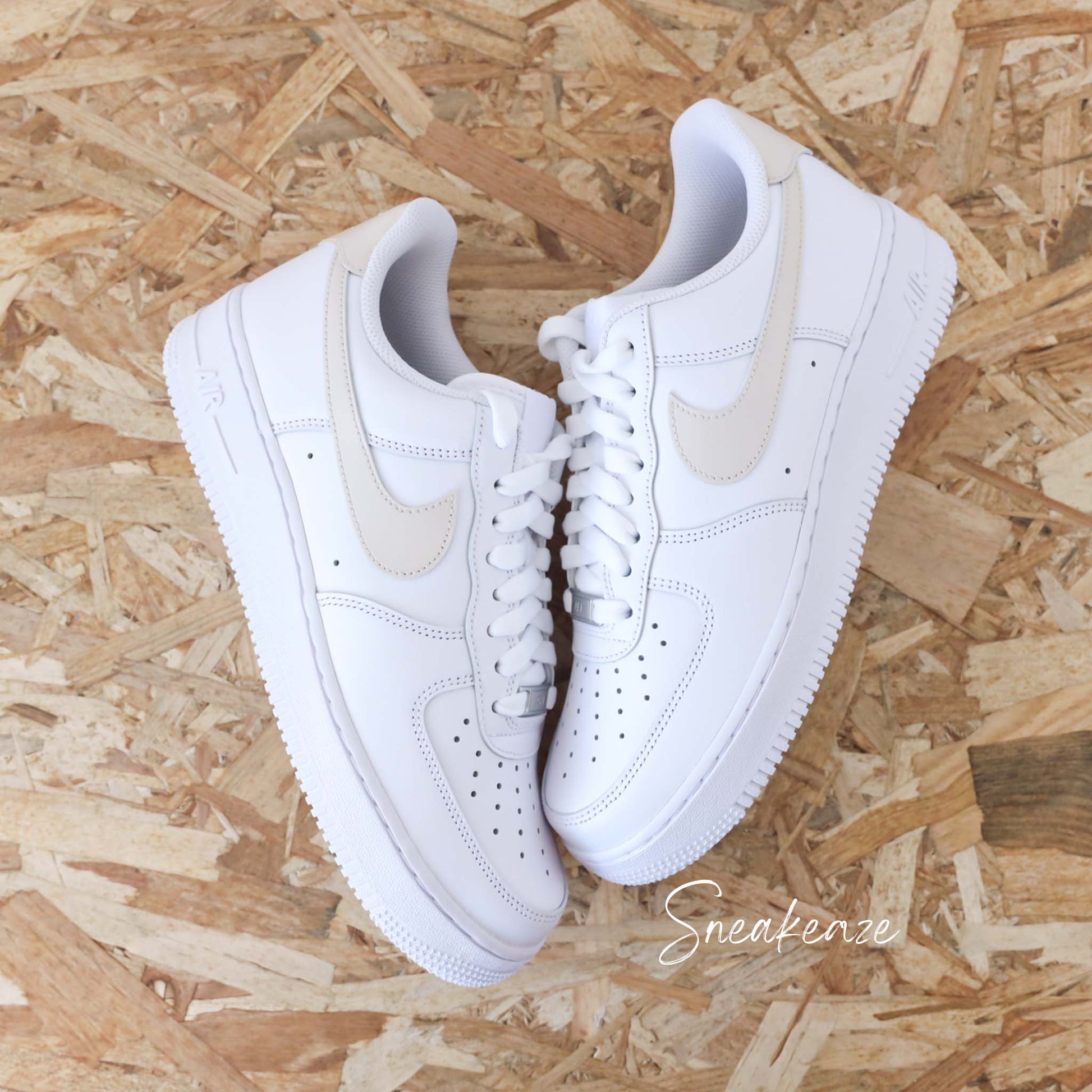 Baskets Nike Air force 1 custom - swoosh & arrière beige pastel sneakeaze customs skz