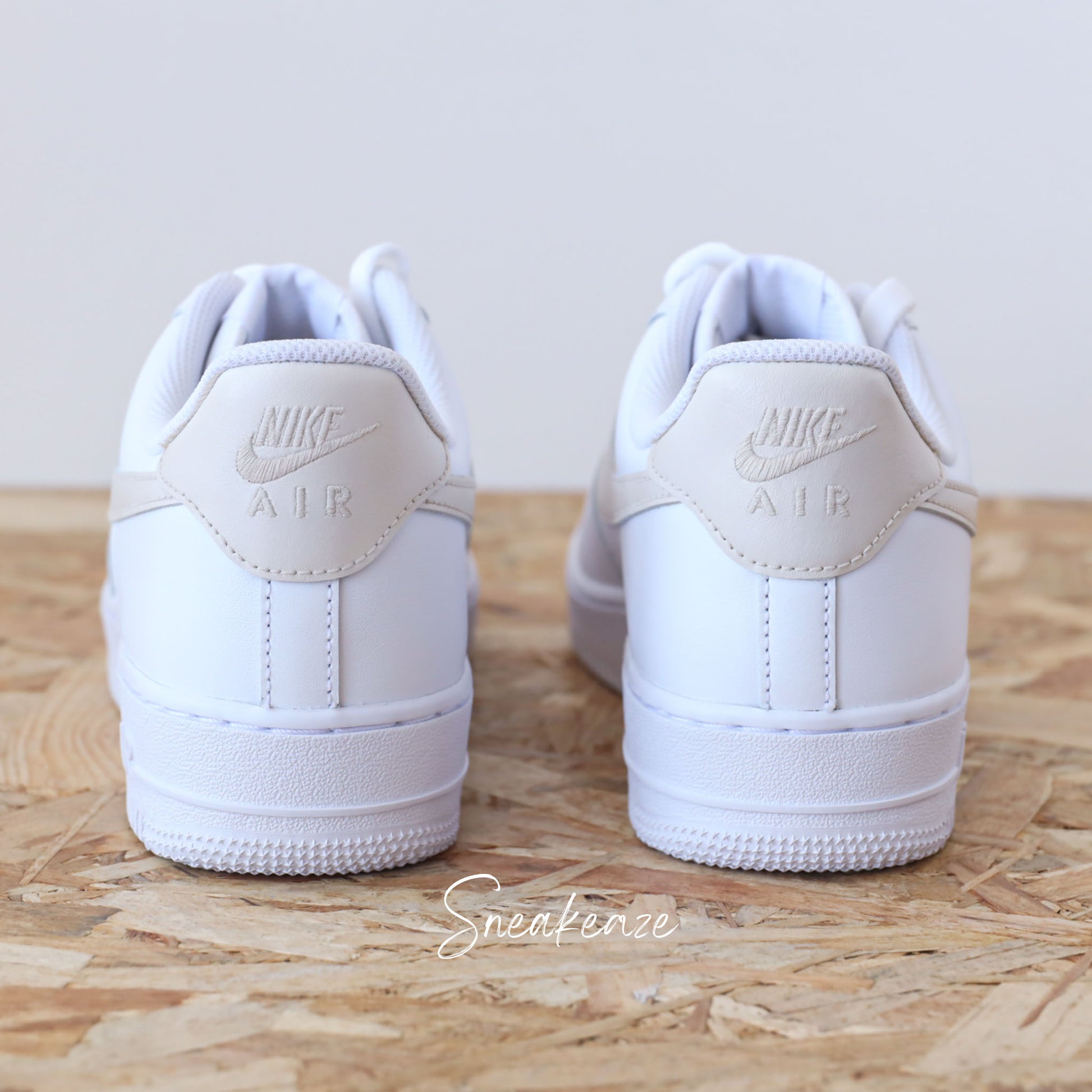 Baskets Nike Air force 1 custom - swoosh & arrière beige pastel sneakeaze customs skz