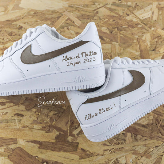 baskets Nike Air Force 1 custom mariage - inscription de la date et des prénoms des futurs mariés couleur marron chocolat elle a dit oui  - sneakeaze customs skz
