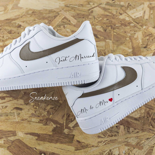 Air Force 1 personnalisées mariage - Nike custom "just married" inscription des initiales des mariés et de la date du jour J couleur marron foncé chocolat - sneakeaze customs